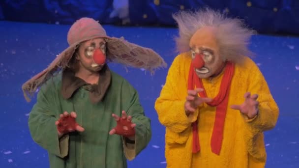 On snow show of Slava Polunin acts are two clowns and start to gesticulate — Stock Video