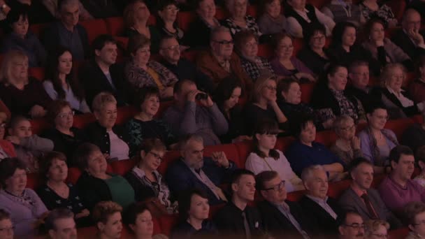 Egy csomó ember a mozi nézni a filmet — Stock videók