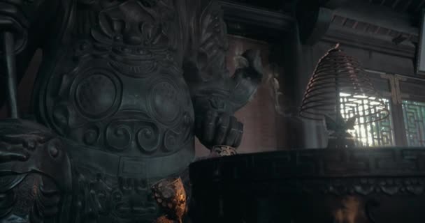 Fumée d'encens et statue de guerrier dans le temple de Bai Dinh, Vietnam 