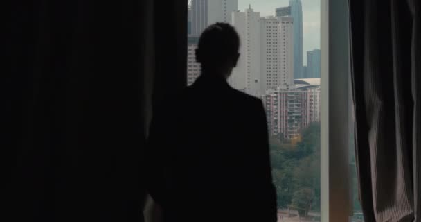 香港、中国の眺めにカーテンを開く女性のクリップ — ストック動画