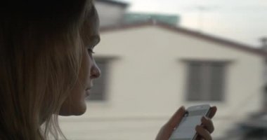 Şehirde otobüs ile seyahat ve cep telefonu kullanan kadın