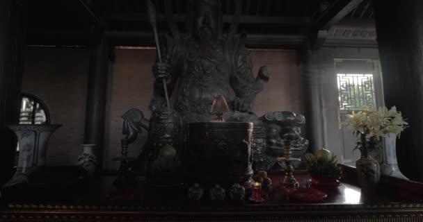 Altar con estatua de guerrero en el templo de Bai Dinh, Vietnam — Vídeos de Stock