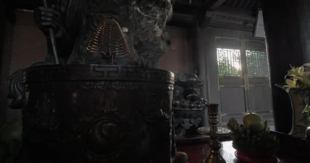 Encens brûlant et statue de guerrier dans le temple de Bai Dinh, Vietnam — Video