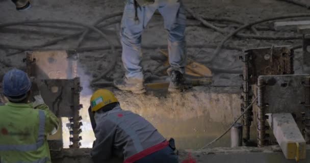 Ansicht der Arbeiter Schweißen Bewehrung des errichteten Gebäudes. hong kong, china — Stockvideo