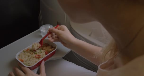 Frau beim Abendessen im Flugzeug — Stockvideo