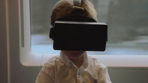 Gyermeke kipróbálhassa a szórakoztató a vonat Vr szemüveg — Stock videók