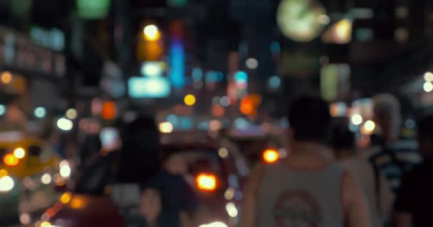 Ночное движение транспорта и людей в Бангкоке, Таиланд — стоковое видео