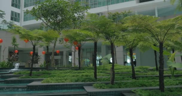 Vue du jardin pittoresque avec fontaine contre bâtiment moderne. Kuala Lumpur, Malaisie — Video