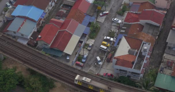 Edifici e ferrovie con un treno di passaggio nella città di Kuala Lumpur, Malesia — Video Stock