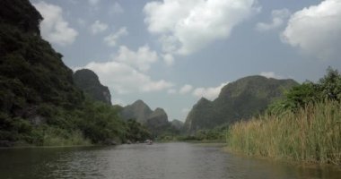 Trang Hanoi, Vietnam için bir bai turist ile bir doğal nehir yelkenli tekne