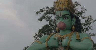 Elle Hanuman Batu mağaraları, Malezya heykelinin kafası gördüm