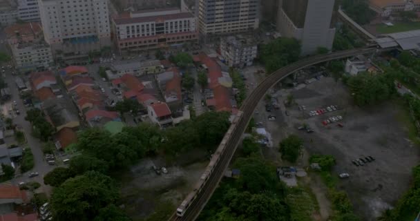 Vervoer per spoor en de skyline van Kuala Lumpur, Maleisië — Stockvideo