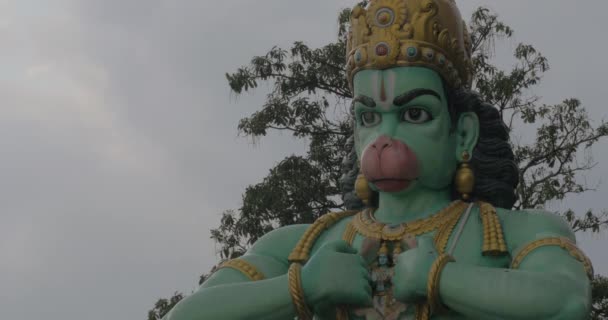 Gezien hoofd met de handen van het standbeeld van Hanuman op Batu Caves, Maleisië — Stockvideo