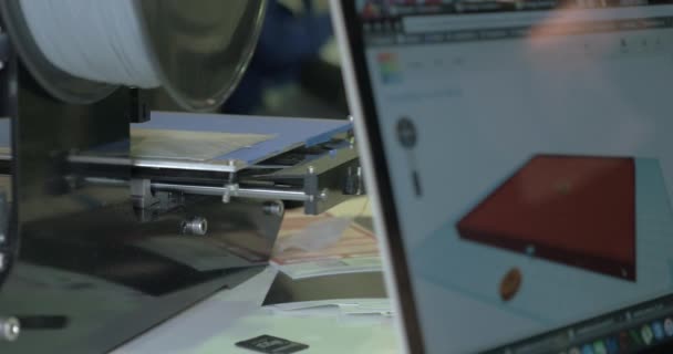 Pracovní 3d tiskárnu a notebook s modelem na obrazovce — Stock video