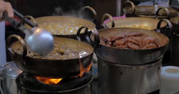 Gerichte gekocht im Straßenrestaurant von Bangkok, Thailand — Stockvideo