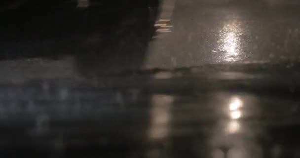 Carros dirigindo durante a chuva à noite — Vídeo de Stock