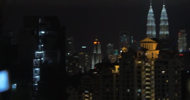 Kuala Lumpur vista notturna e donna con pad in piscina — Video Stock