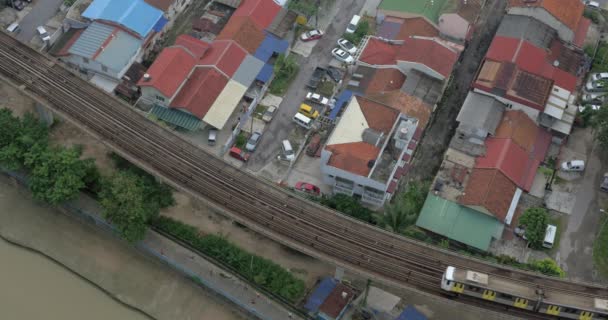 Kereta bergerak di atas tanah kereta api di Kuala Lumpur, Malaysia — Stok Video