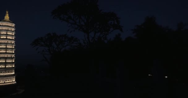 Templo de torre iluminado en el complejo de pagoda Bai Dinh, Vietnam — Vídeo de stock