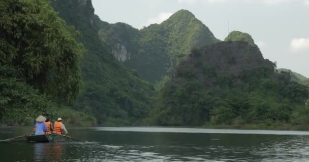 Excursion in Trang an bai, boat cave tours. Hanoi, Vietnam — Stock Video