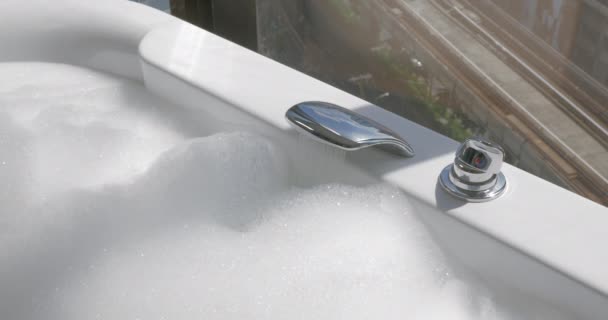 Förbereda avslappnande bad med skum — Stockvideo