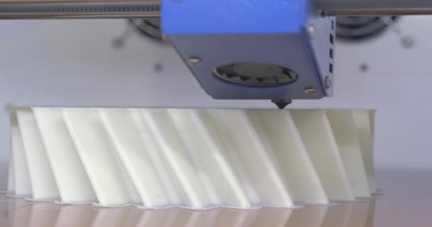 Equipo de impresión 3D que hace el objeto plástico blanco — Vídeo de stock