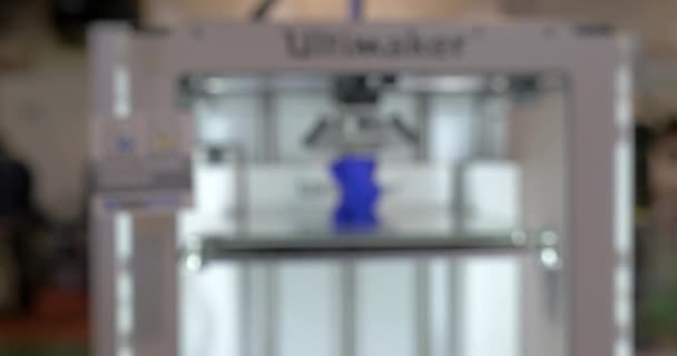 Funcionamiento de la impresora 3D, desenfoque — Vídeo de stock