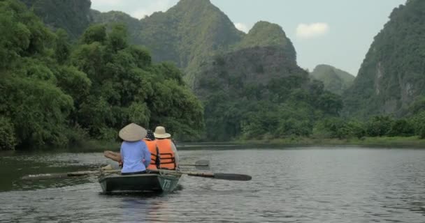 Passeio de barco ao longo do rio em Ha Long Bay, Vietnã — Vídeo de Stock