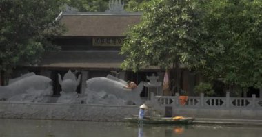 Halong Bay, Hanoi, Vietnam bir pagoda ile küçük bir ada gördüm