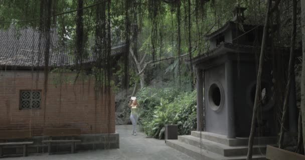Femme avec tampon prendre des photos de pagode au Vietnam 