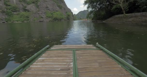 Rafting ταξίδι κατά μήκος του ποταμού μεταξύ λόφο — Αρχείο Βίντεο