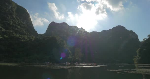 Sol sobre los islotes y barco turístico navegando en Ha Long Bay, Vietnam — Vídeos de Stock