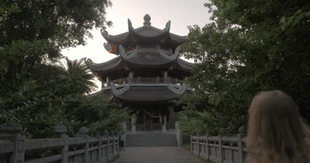 Touristen schießen Glockenturm des Bai Dinh Tempels, Vietnam — Stockvideo