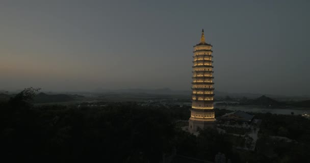 Bai Dinh tempel met verlichte toren bij nacht, Vietnam — Stockvideo
