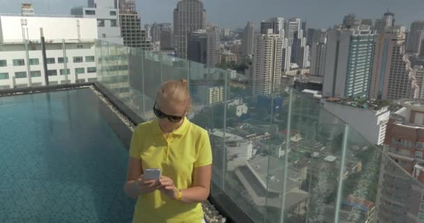 Frau macht Handy-Selfie auf Hausdach in Bangkok, Thailand — Stockvideo