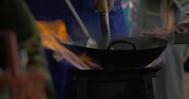 Plato de cocina en wok en fuego abierto, Tailandia — Vídeo de stock