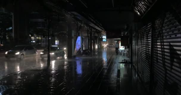 Regnet öser på natt Bangkok, Thailand — Stockvideo