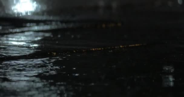 Pluie et flaques sur le trottoir la nuit — Video