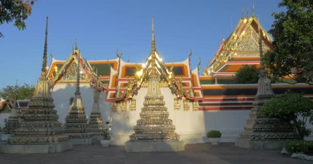 Boeddhistische monnik in de marmeren tempel. Bangkok, Thailand — Stockvideo