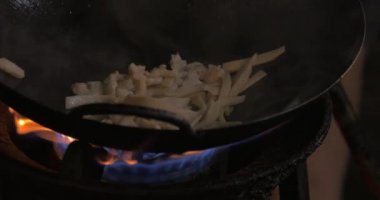 Yapımı erişte yemek wok Gaz yangın, Tayland