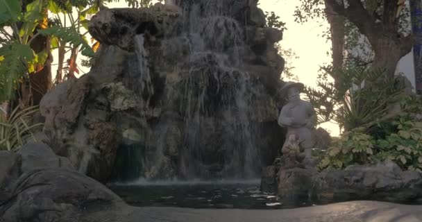 Decoratieve waterval en standbeelden in water functie — Stockvideo