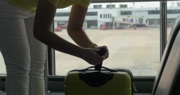 Vrouw met een gewicht van bagage met hand schubben — Stockvideo