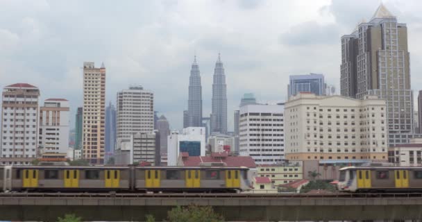 Панорама Куала-Лумпура и движущихся поездов, Малайзия — стоковое видео