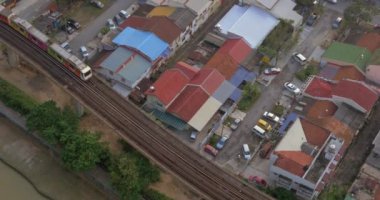 Kuş bakışı yoksul bölgesi ve demiryolları üzerinde tren sürme. Kuala Lumpur, Malezya