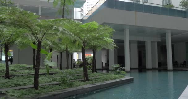 В Куала-Лумпуре, Малайзия, увидели здание и необычный фонтан — стоковое видео