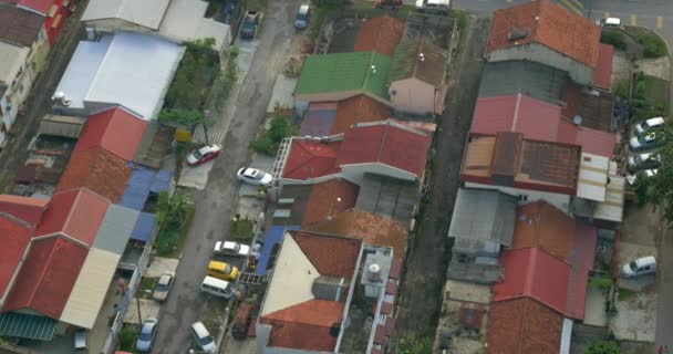 Edificios y ferrocarril con un tren de paso en la ciudad de Kuala Lumpur, Malasia — Vídeos de Stock