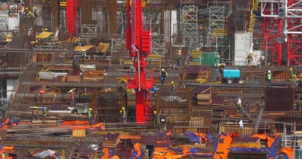 Vista da área de construção com construtores em trabalho. Kuala Lumpur, Malásia — Vídeo de Stock