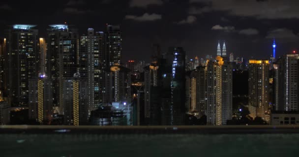 Da piscina no telhado de um hotel em Kuala Lumpur, Malásia vista cidade noturna — Vídeo de Stock