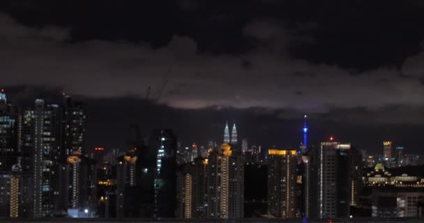 Pohled na ženu, plavání v bazénu na střeše mrakodrapu a pak sledovat na noční městské krajiny. Kuala Lumpur, Malajsie — Stock video