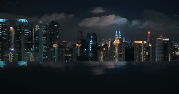 Night Kuala Lumpur, vista dalla piscina sul tetto — Video Stock